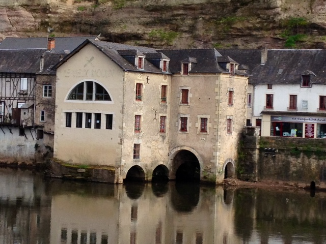 Le moulin sur la Vézère. - Terrasson-Lavilledieu