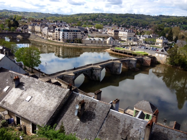 La Vézère au coeur de la ville. - Terrasson-Lavilledieu