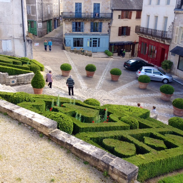 Une place en contrebas de l'église. - Terrasson-Lavilledieu