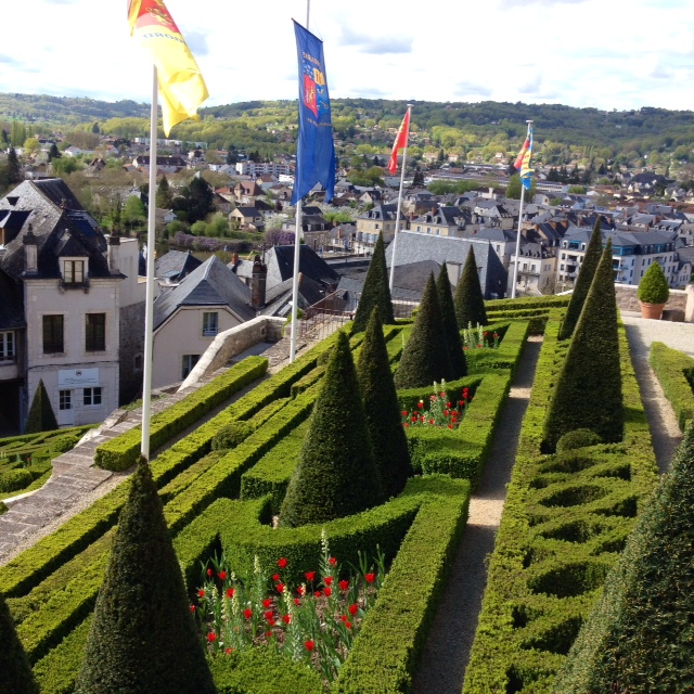 Jardin géométrique en contrebas de l'église. - Terrasson-Lavilledieu