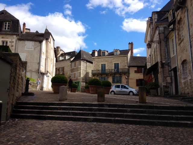 Une place en contrebas de l'église. - Terrasson-Lavilledieu