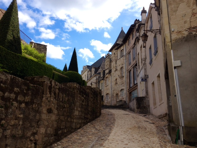 Une rue qui monte. - Terrasson-Lavilledieu