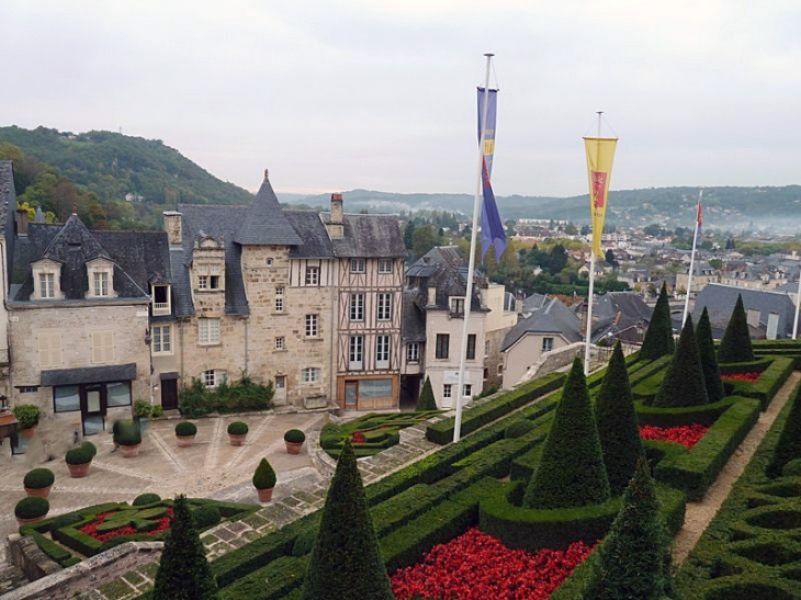 Vue sur les jardins et les maisons - Terrasson-Lavilledieu