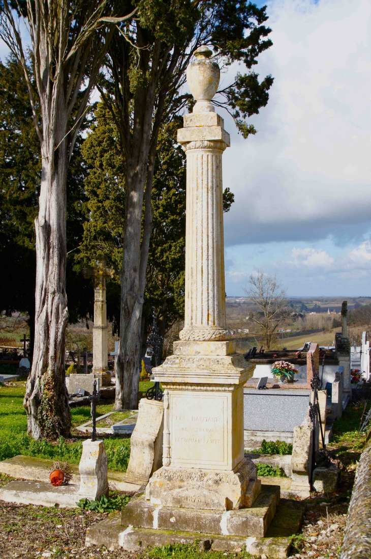 Monument du Cimetière. - Thénac