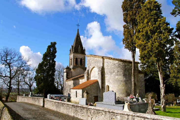 L'église de Thénac du XIIe siècle.