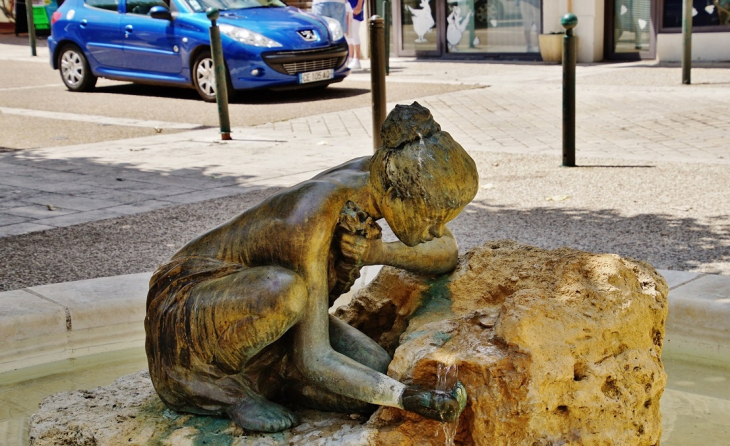 Fontaine ( Détail ) - Thiviers