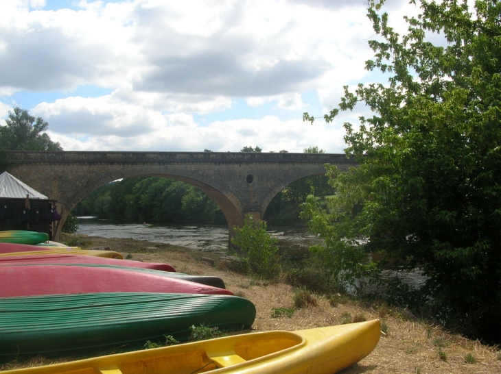 Départ des canoës  sous le pont de Thonac