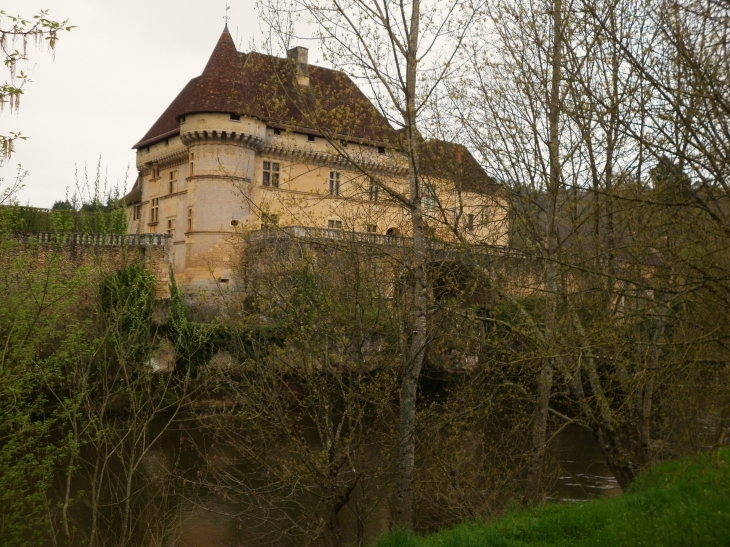 Le château de Losse depuis la Vézère (MH) XVIème. - Thonac