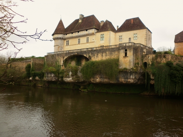 Le château de Losse depuis la Vézère (MH) XVIème. - Thonac