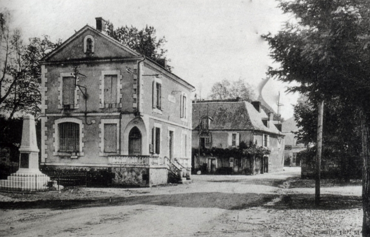 Route D5 et la poste, vers 1930 (carte postale ancienne). - Tourtoirac