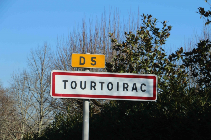 Autrefois : Turturiacum en 1025.  - Tourtoirac