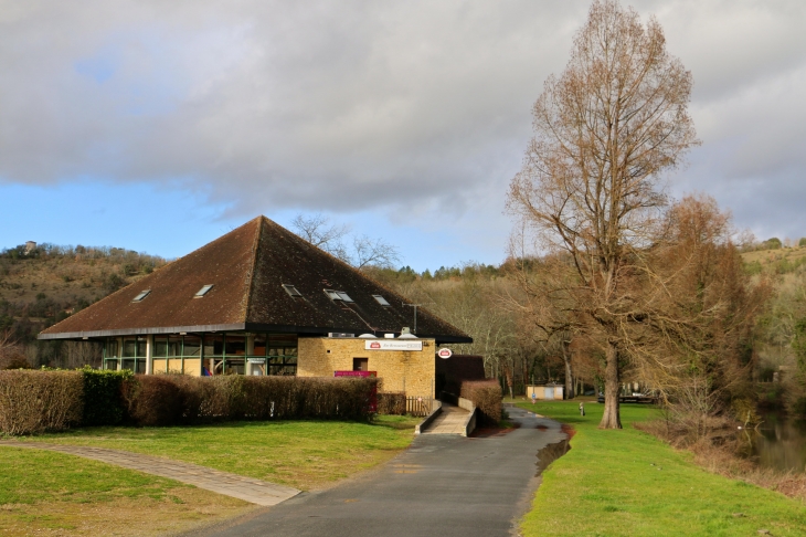 Le restaurant du parc de loisirs. - Trémolat