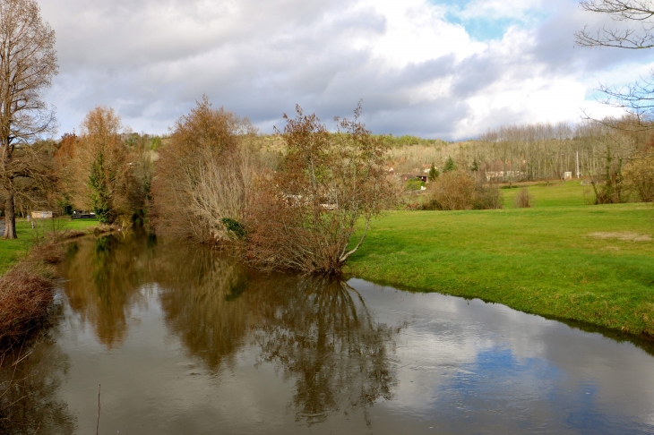 Dans le parc des loisirs. - Trémolat