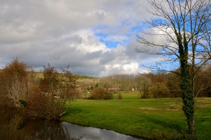 Dans le parc des Loisirs. - Trémolat