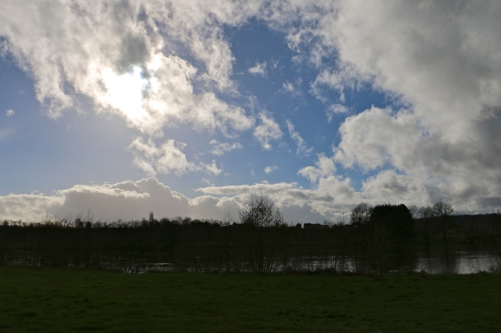 Ciel sur le village. - Trémolat