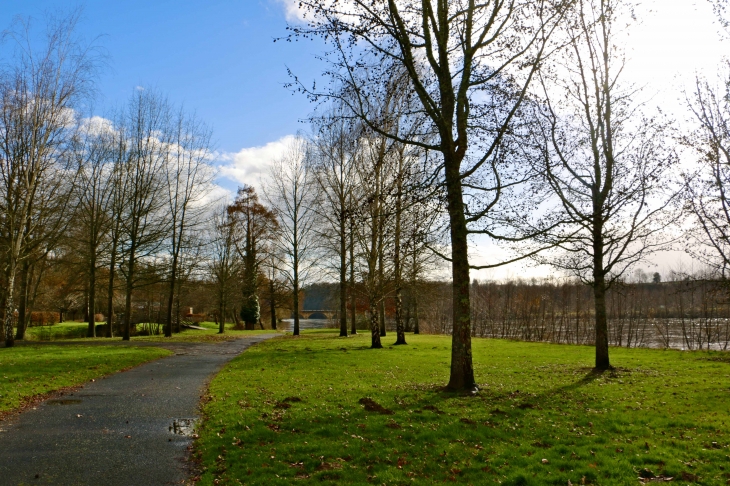 Dans le parc des loisirs. - Trémolat