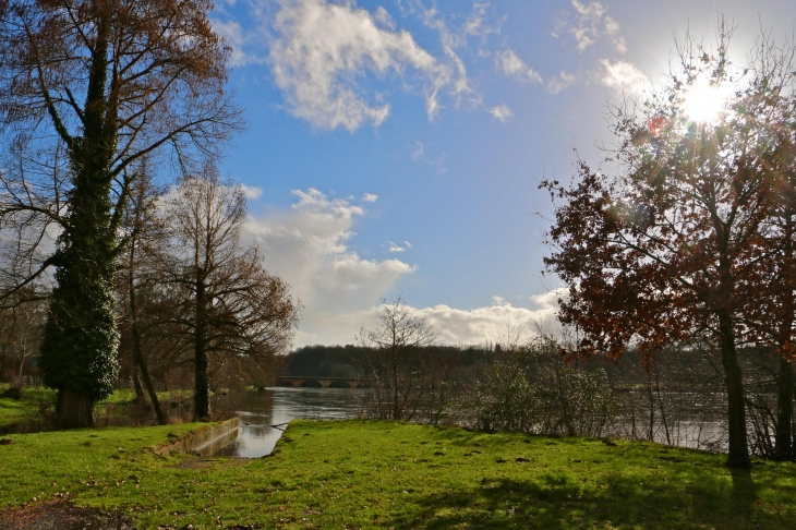 Dans le parc des loisirs. - Trémolat