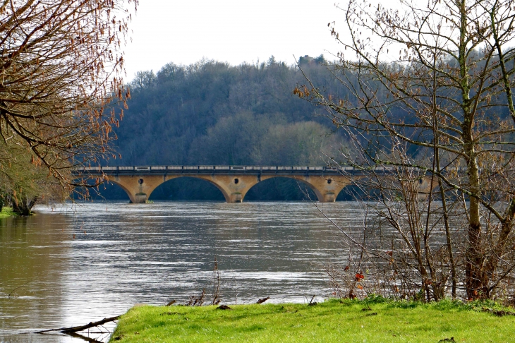 Le Pont de chemin de fer sur la Dordogne. - Trémolat