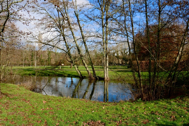 Dans le parc des loisirs. - Trémolat