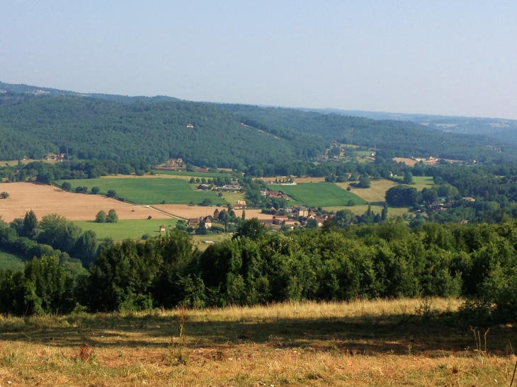 Vue du château de Marzac sur le village de Tursac et ses environs.