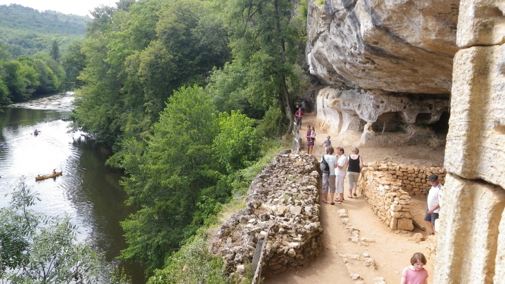 Village troglodytique de la Madeleine (SI). - Tursac