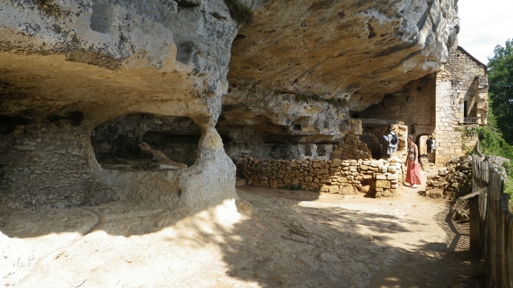 Village troglodytique de la Madeleine (SI). - Tursac