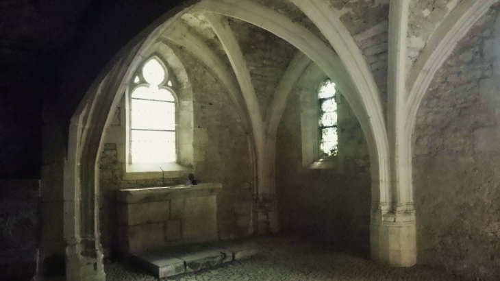 Intérieur de la chapelle du village troglodytique de la Madeleine. - Tursac