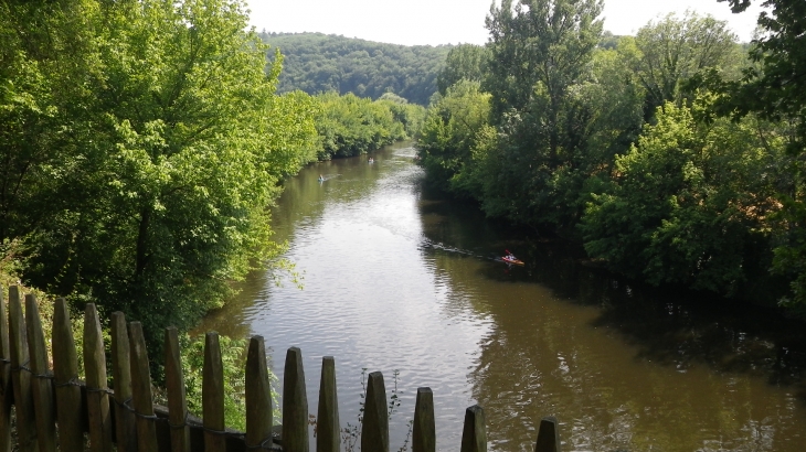 Vue sur la Vézère depuis le site de la Madeleine. - Tursac