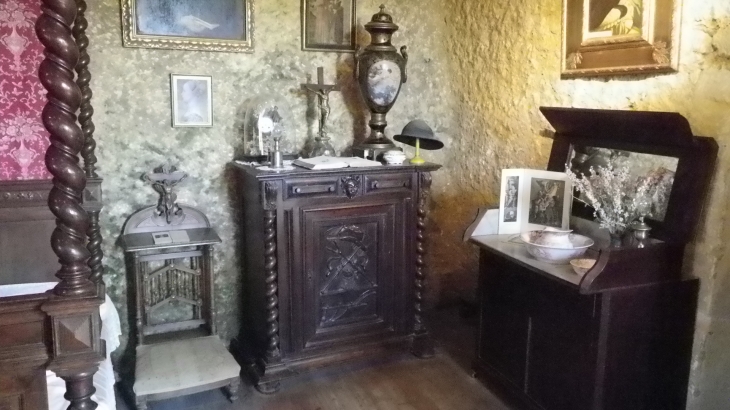 Mobilier d'une chambre de la maison forte de Reignac. - Tursac