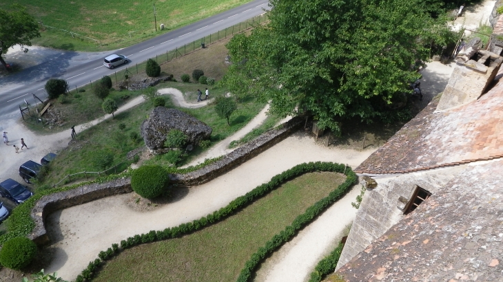 Le parc au pied de la maison forte de Teignac. - Tursac