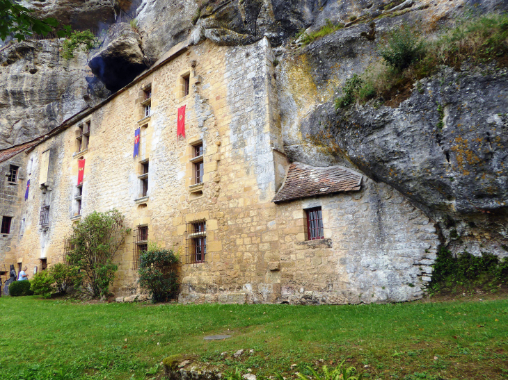 La maison forte de Reignac dans la falaise - Tursac