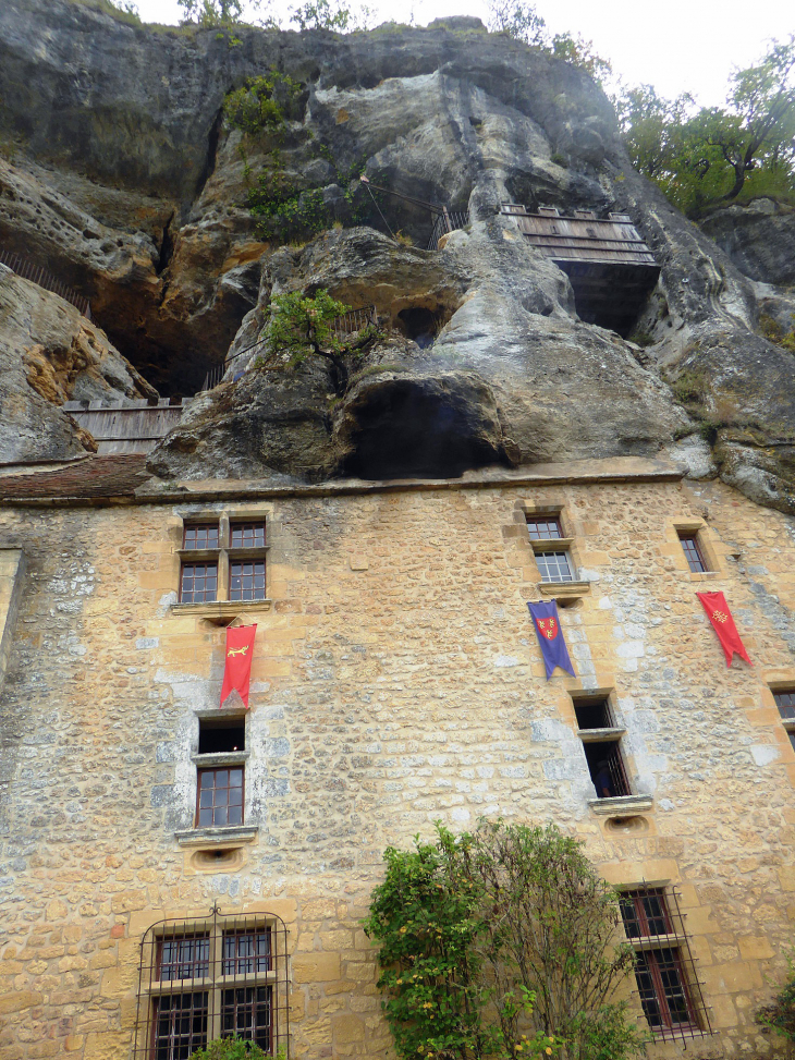 La maison forte de Reignac dans la falaise - Tursac