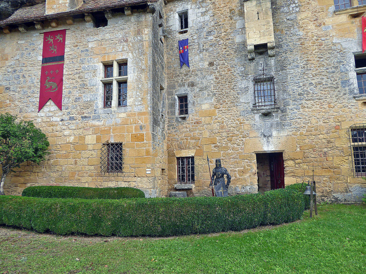  Vers l'entrée de la maison forte de Reignac - Tursac