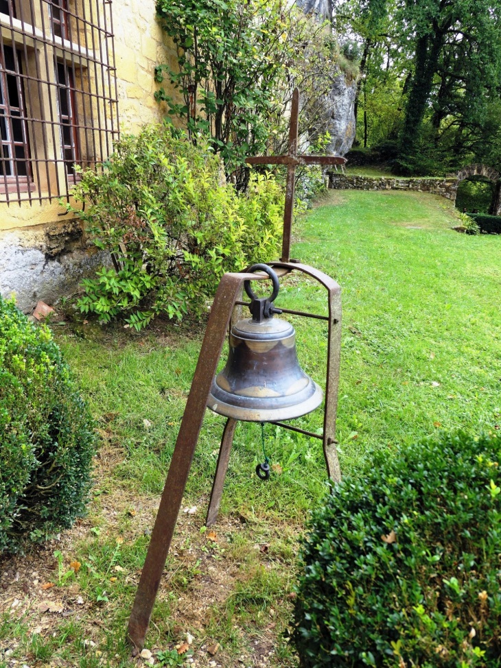 La cloche à l'entrée de la maison forte de Reignac - Tursac