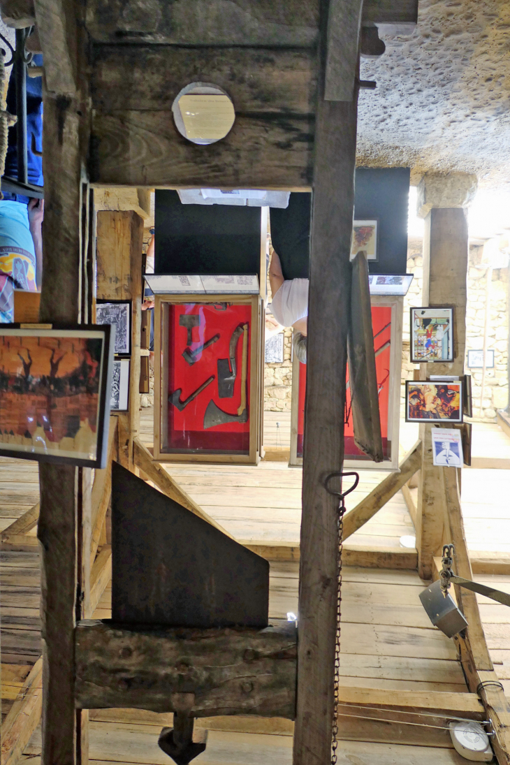  maison forte de Reignac : musée de la torture et cachots  la guillotine - Tursac