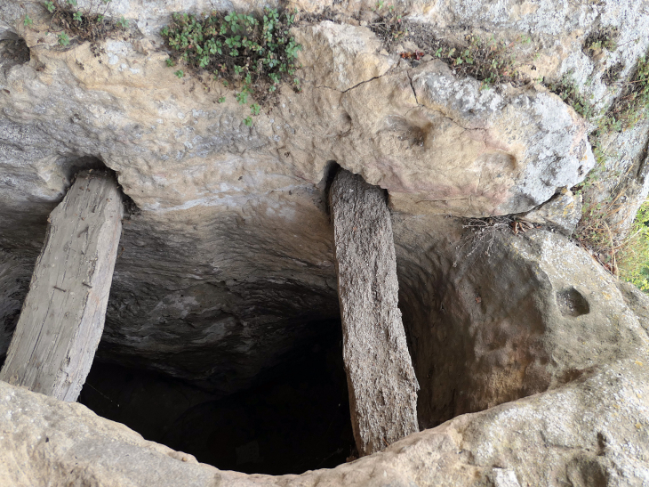 Maison forte de Reigna : les grottes supérieures - Tursac