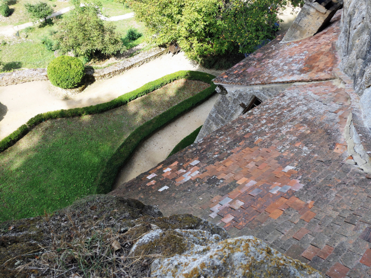  maison forte de Reignac : vue plongeante des grottes supérieures - Tursac