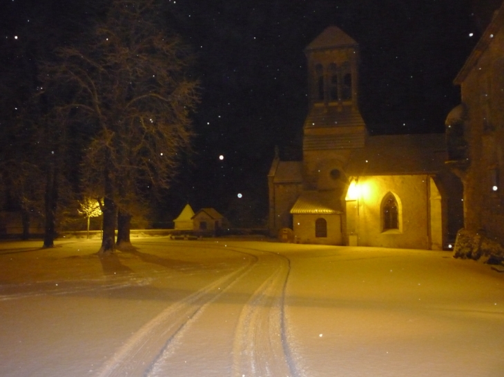 Place du château sous la neige 2009 - Varaignes