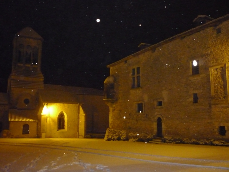 Place du château sous la neige 2009 - Varaignes