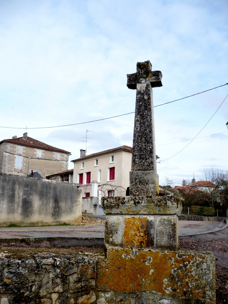 Croix de Chemin. - Varaignes