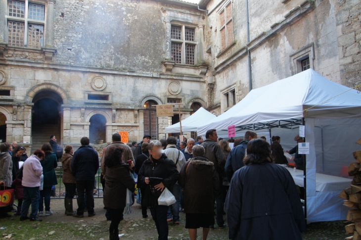 Foire-aux-dindons-2013 - Dans la cours du Château. - Varaignes