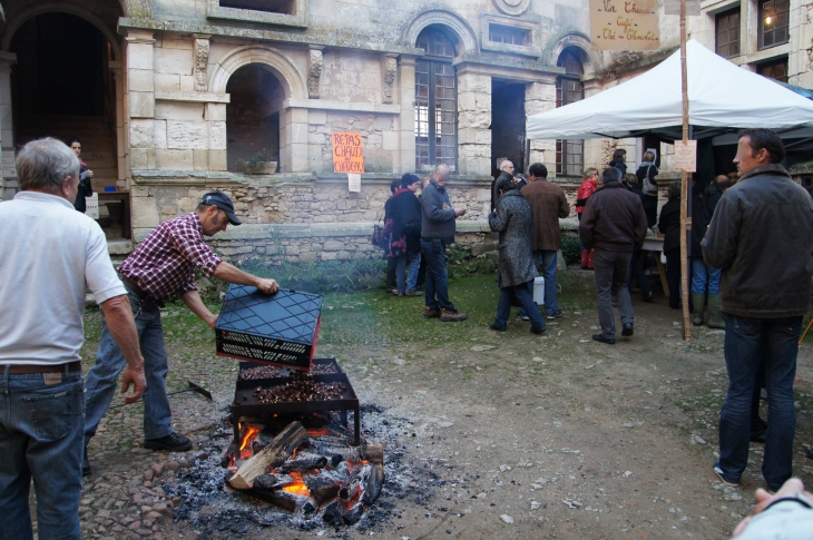 Foire-aux-dindons-2013 - Dans la cours du Château. - Varaignes