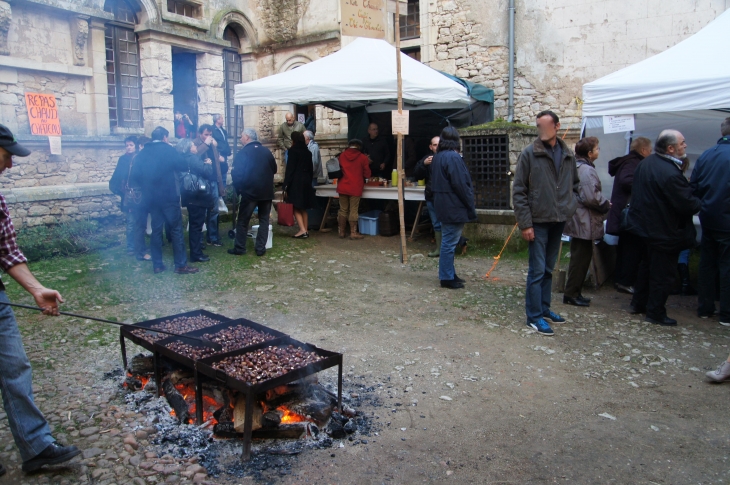 Foire-aux-dindons-2013 - Dans la cours du Château. - Varaignes