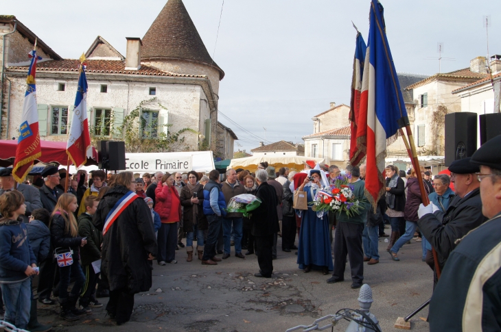 Foire aux dindons 2013 - Gerbe au Monument aux Morts 14/18. - Varaignes