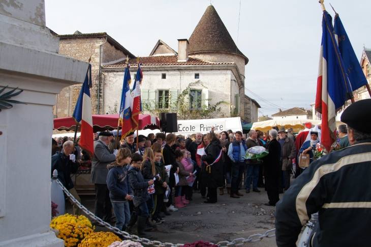 Foire aux dindons 2013 - Gerbe au Monument aux Morts 14/18. - Varaignes