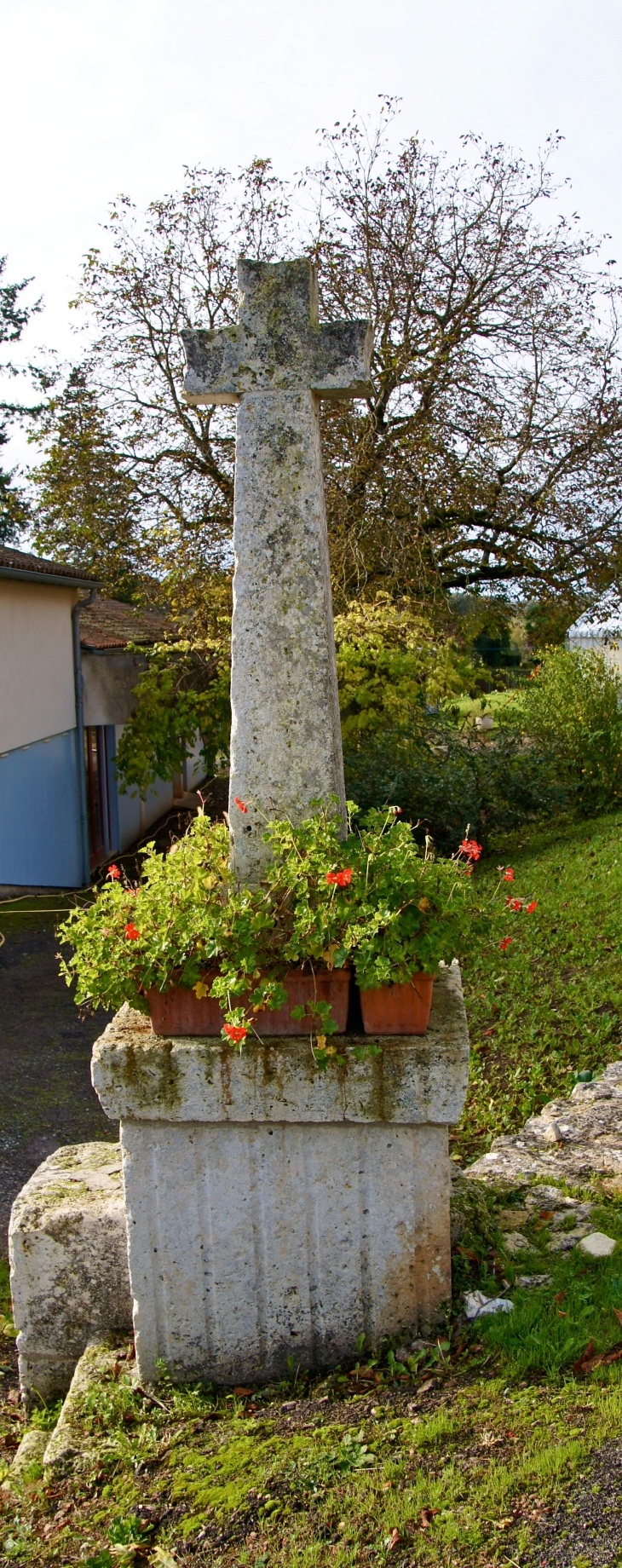 Croix de mission près de l'église. - Varaignes