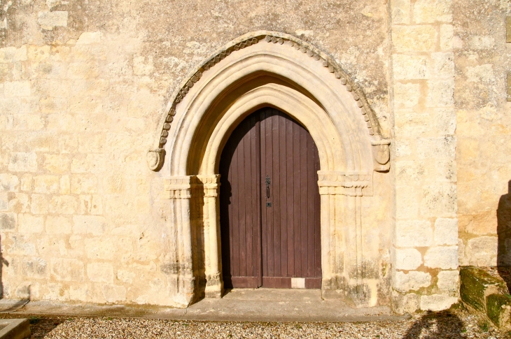 Portail à chapiteaux du XIIe siècle. - Varennes