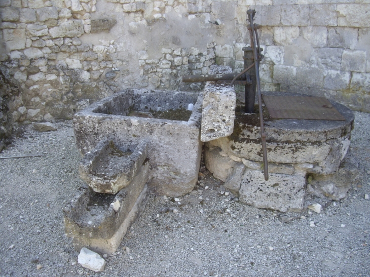 Vieux puit avec sa pompe à eau. - Vélines