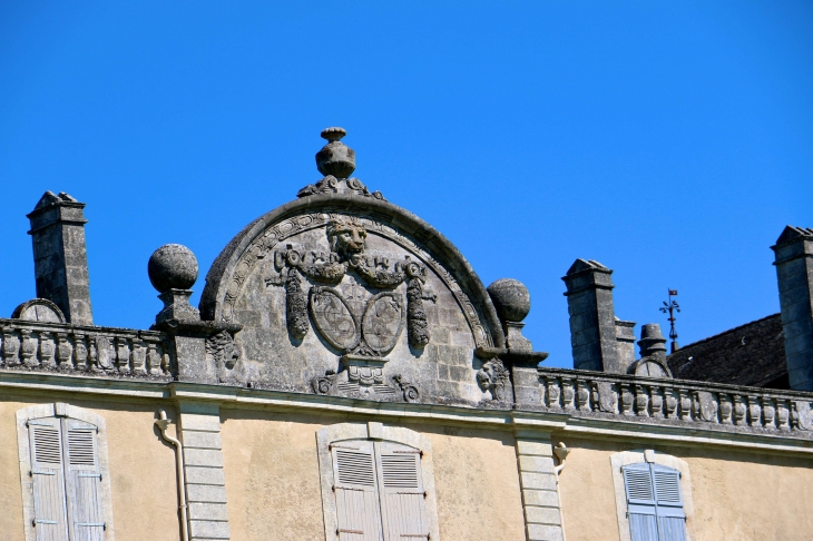 Fronton du château de Vendoire, façade ouest.