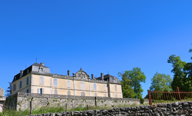 La façade ouest du château de Vendoire, édifié aux XVIIe et XVIIIe siècles.